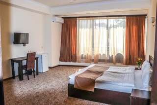 Отель Yerevan Centre Hotel Ереван Большой двухместный номер с 1 кроватью-1